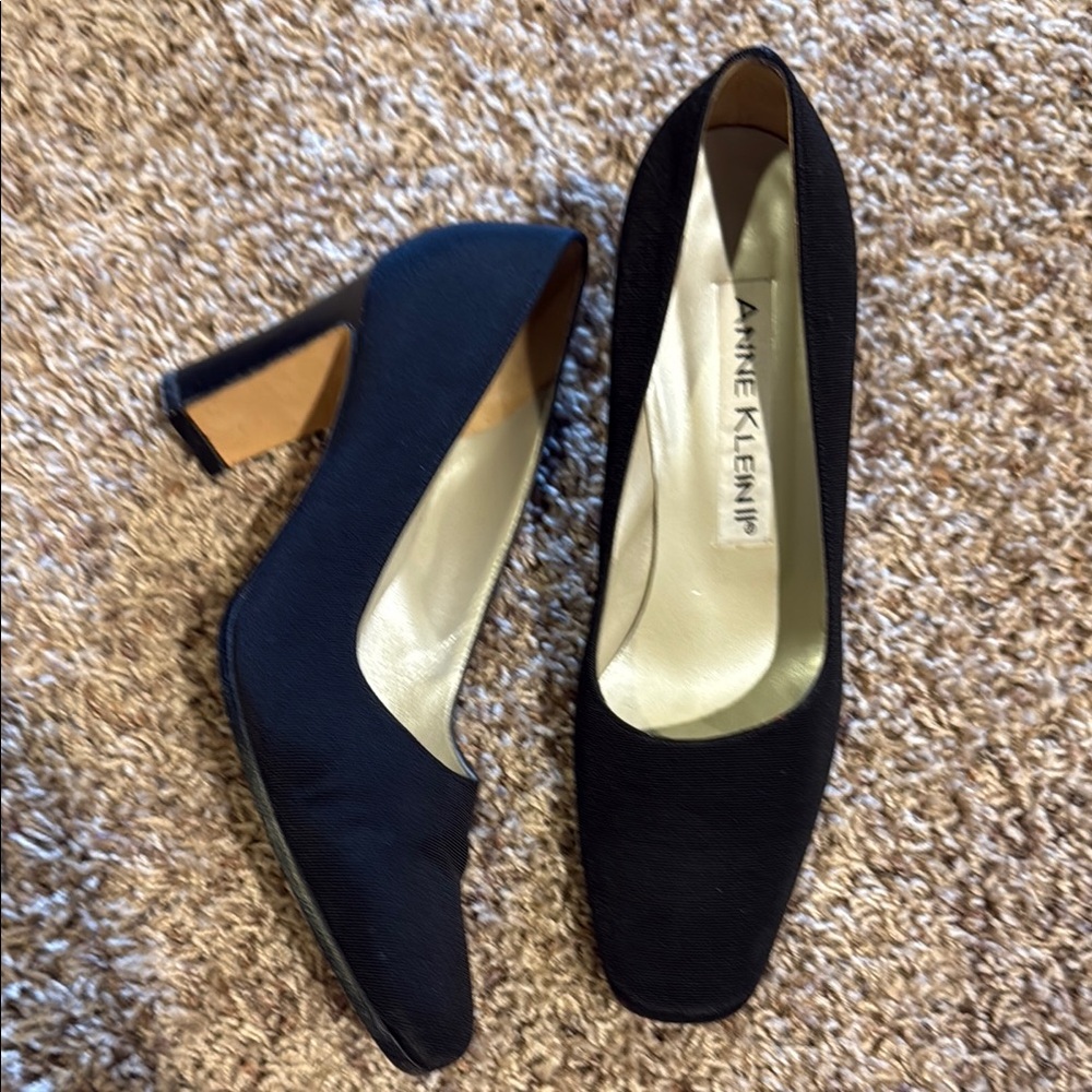 Anne Klein black pumps